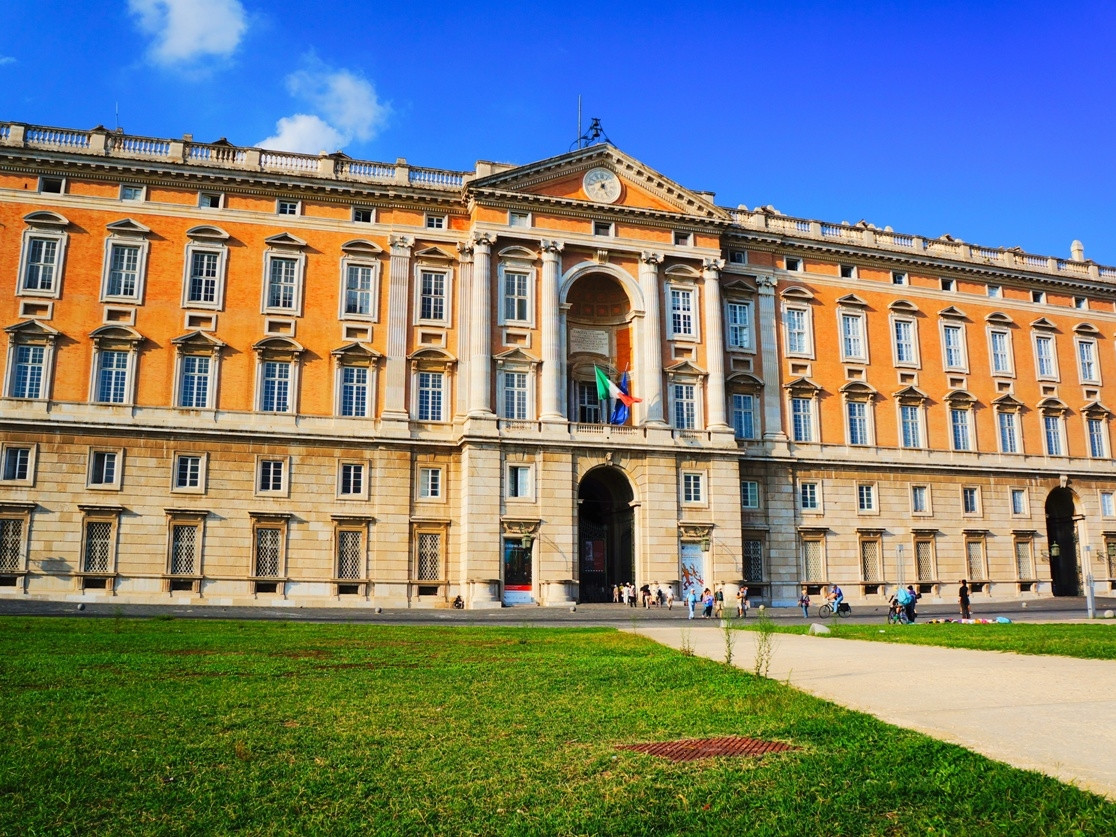 Tour del Palazzo reale di Caserta - la facciata esterna del Palazzo